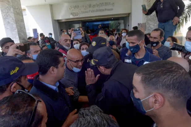 المدير الجديد لوكالة الأنباء التونسية يدخل مكتبه بحماية أمنية