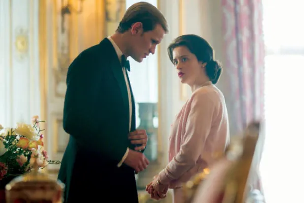 كلير فوي بدور الملكة إليزابيث الثانية ومات سميث في دور الأمير فيليب في «التاج» (أ.ب)