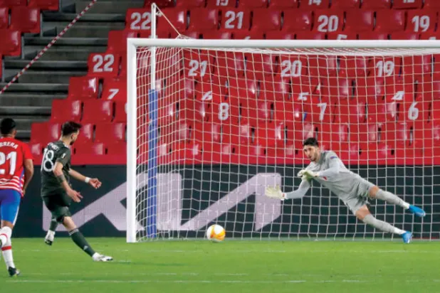 فيرنانديز يسجل هدف يونايتد الثاني في مرمى غرناطة ليعزز من فرص فريقه في التأهل لنصف النهائي (رويترز)