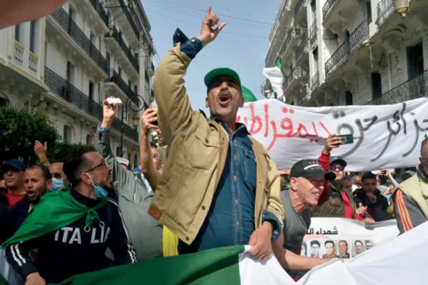 الحكومة تتهم «أطرافاً خارجية» باستخدام الحراك لاستهداف الجزائر
