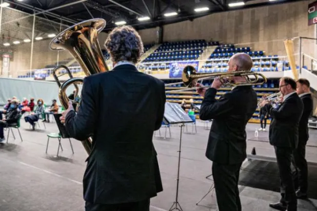 پیر کے روز جوٹنلینڈ میں ڈنمارکی لوگوں کو "کورونا" ویکسین لینے کے وقت ایک آرکیسٹرا کو گانا بجاتے ہوئے دیکھا جا سکتا ہے (رائٹرز)