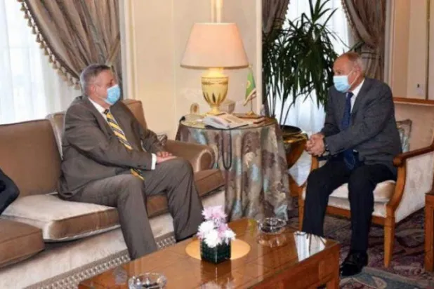 ابو الغیط کو کل لیبیا میں اقوام متحدہ کے خصوصی ایلچی سے ملاقات کے دوران دیکھا جا سکتا ہے (لیگ کی میڈیا آفس)