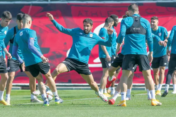 بلباو يتطلع لتعميق جراح برشلونة (إ.ب.أ)