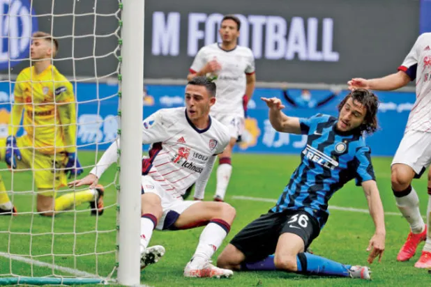 ماتيو دارميان لاعب إنتر ميلان يحرز هدف الفوز على كالياري في المرحلة السابقة (أ.ب)