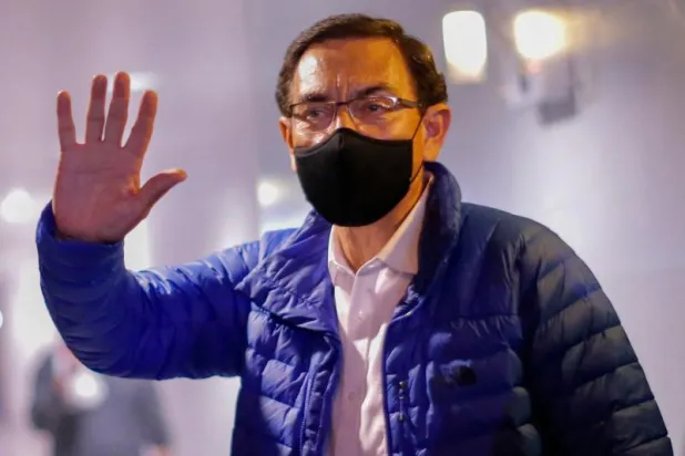 منع رئيس بيرو السابق فيزكارا من ممارسة السياسة لتلقيه لقاح «كورونا» مبكراً