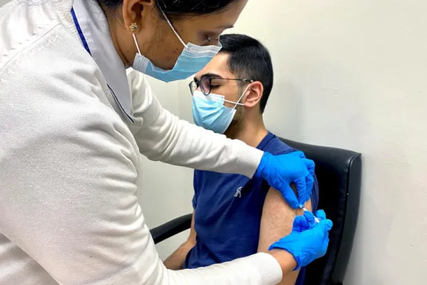 دبي تتوسع في حملة التطعيم لتشمل فئات جديدة