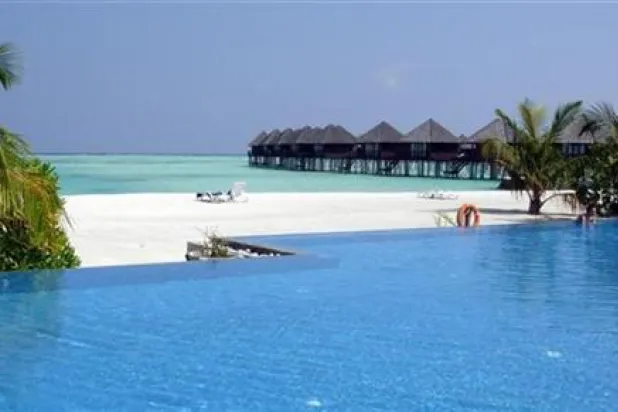 وجهة سياحية شهيرة تقدم للزوار فرصة الحصول على لقاحات «كورونا»