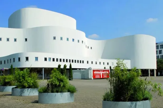 مسرح ألماني يستعين بجهة محايدة للتحقيق في اتهامات عنصرية