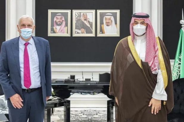خالد بن سلمان يبحث مع المبعوث البريطاني التعاون الدفاعي