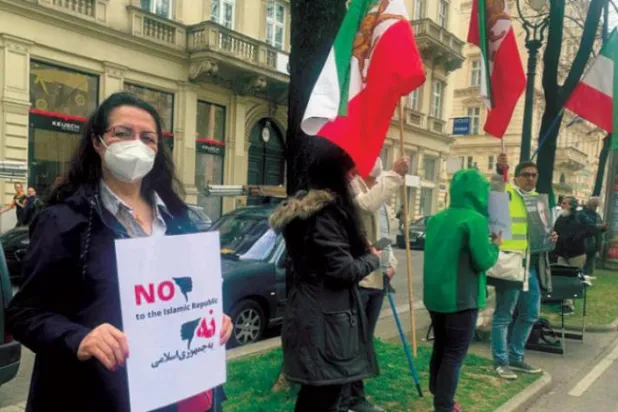 İranlı bir muhalif dün Viyana’da gerçekleştirilen nükleer müzakereler sırasında rejim karşıtı sloganlar atarken (Ragide Behnam)