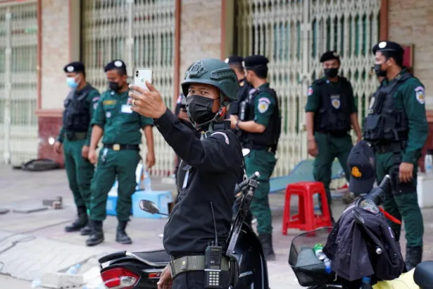 الشرطة الكمبودية تستخدم الهراوات لتهديد منتهكي قواعد مكافحة فيروس كورونا