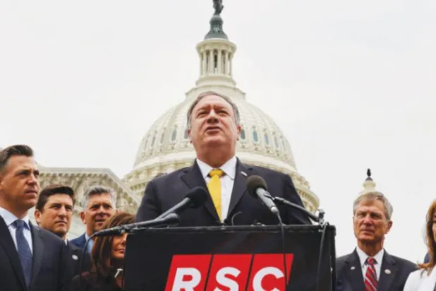 ABD’nin eski Dışişleri Bakanı Mike Pompeo dün Meclis binası önünde Cumhuriyetçi temsilcilerle birlikte basın mensuplarına açıklamalarda bulundu (Reuters)