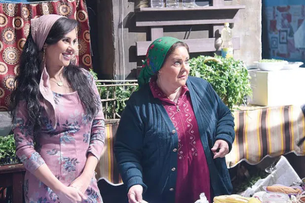 دلال عبد العزيز وياسمين رئيس في مشهد من مسلسل «ملوك الجدعنة»