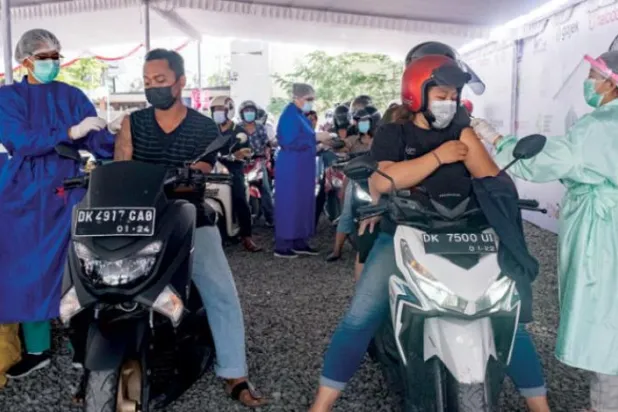 Bir milyar doz aşının dağıtılması, pandeminin üstesinden gelinmesine yönelik umutları yeşertiyor