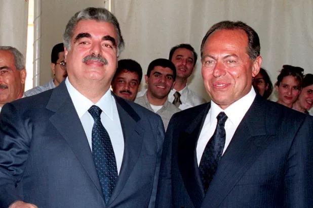 رئيس الوزراء اللبناني الراحل رفيق الحريري والرئيس إميل لحود في أكتوبر 2004 (أ.ف.ب)