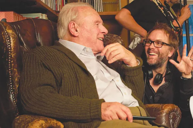 أنتوني هوبكنز أثناء تصوير مشاهد من فيلمه «الأب» الذي فاز عنه بجائزة أفضل ممثل في حفل الأوسكار ليلة أول من أمس (أ.ب)