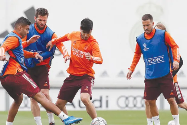 لاعبو ريال مدريد خلال التدريبات أمس قبل مواجهة تشيلسي (إ.ب.أ)