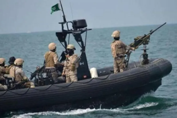 البحرية السعودية تدمّر زورقاً مفخخاً قبالة ينبع الصناعية