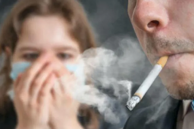 العيش مع شخص مدخن يزيد من خطر إصابتك بسرطان الفم بنسبة 51 ٪