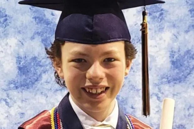 12 yaşında ABD’li çocuk aynı hafta lise ve üniversiteden mezun oluyor