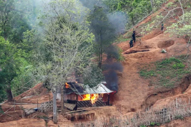 قاعدتان جويتان في ميانمار تتعرضان لهجوم