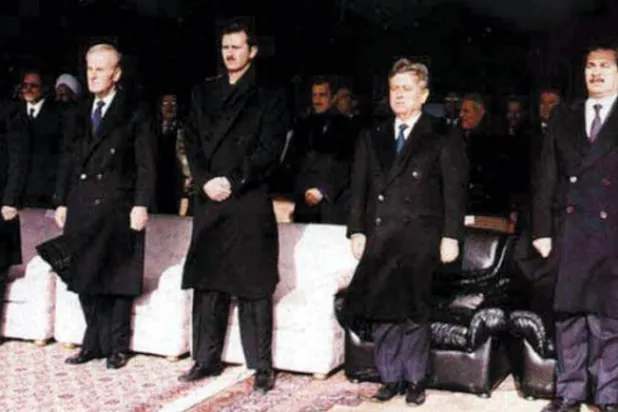 Hafız Esed (solda), Beşşar Esed (ortada) ve Abdulhalim Haddam. (1994) 