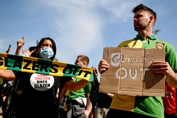 جماهير مانشستر يونايتد تطالب برحيل مالكي النادي «عائلة غلازرز» الأميركية بعد أزمة دوري السوبر الأوروبي (أ.ف.ب)