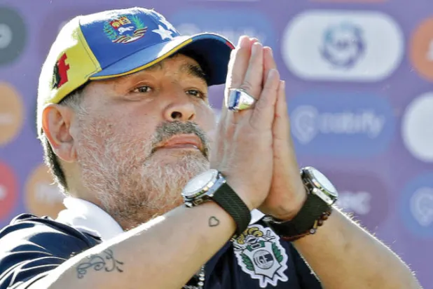 الأسطورة «تُرك لمصيره»... تحقيقات تكشف عن إهمال وتقصير أطباء مارادونا قبل وفاته