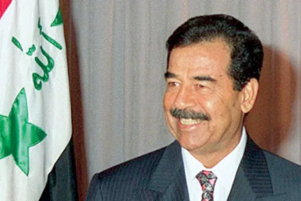 صدام حسين في احتفال بذكرى الحرب مع إيران (أ.ف.ب)
