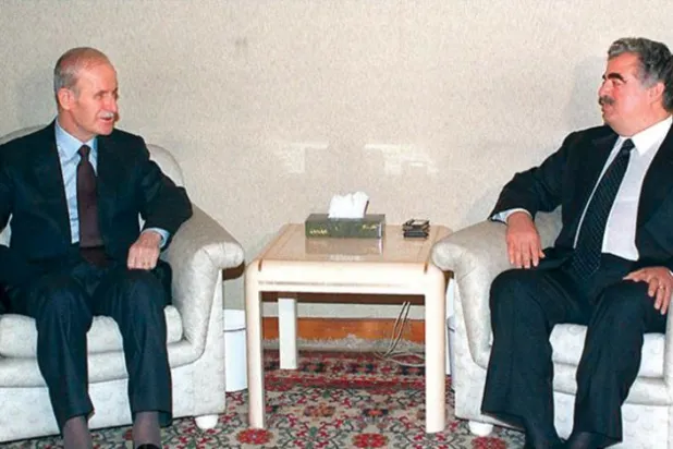 Merhum Suriye Devlet Başkanı Hafız Esed (solda) ve suikasta kurban giden Lübnan Başbakanı Refik Hariri. (Getty -AFP)