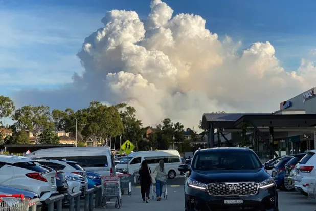 سحب من الدخان تغطي سماء سيدني (صور)