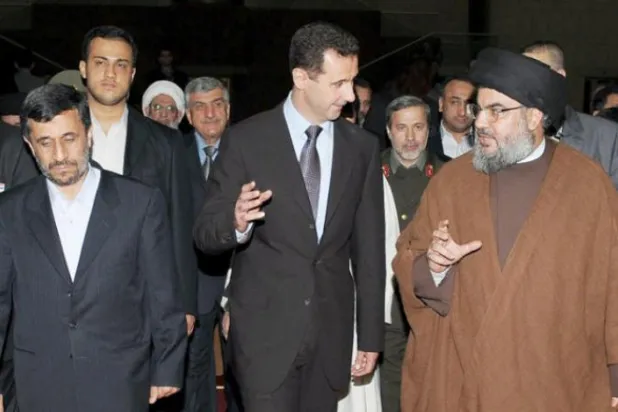 Suriye Devlet Başkanı Beşşar Esed (ortada), İran Cumhurbaşkanı Mahmud Ahmedinejad ve Hizbullah Genel Sekreteri Hasan Nasrallah, 25 Şubat 2010'da Şam'da buluştular. (Getty)