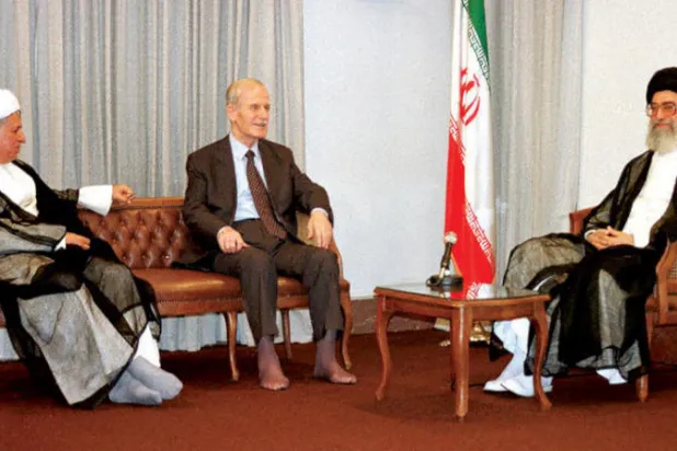 الرئيس الراحل حافظ الأسد و«المرشد» الإيراني علي خامنئي والرئيس الأسبق هاشمي رفسنجاني (غيتي -  أ.ف.ب)