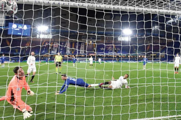 ماونت نجم تشيلسي يسجل ثاني أهداف فريقه في مرمى كورتوا حارس ريال مدريد (رويترز)