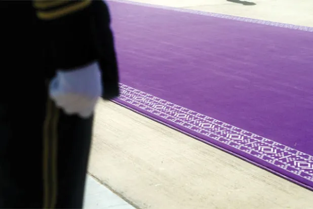 اعتمدت السعودية اللون البنفسجي لسجاد استقبال ضيوف الدولة الرسميين