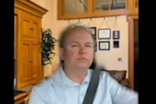 بخلفية مزيفة... سيناتور أميركي يحضر اجتماعاً عبر تطبيق «زووم» أثناء القيادة (فيديو)