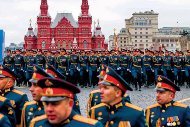 جانب من العرض العسكري لإحياء ذكرى نهاية الحرب العالمية الثانية في موسكو أمس (أ.ب)
