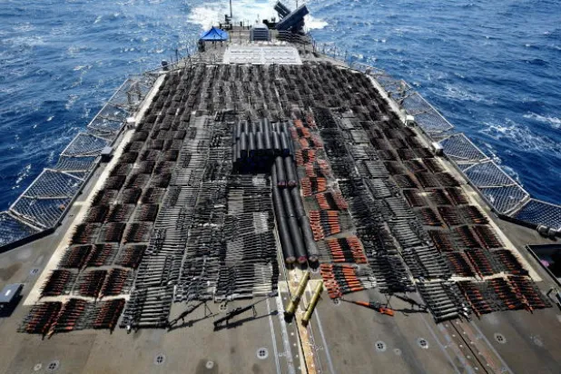 الأسطول الأميركي الخامس يصادر شحنة أسلحة مجهولة ببحر العرب