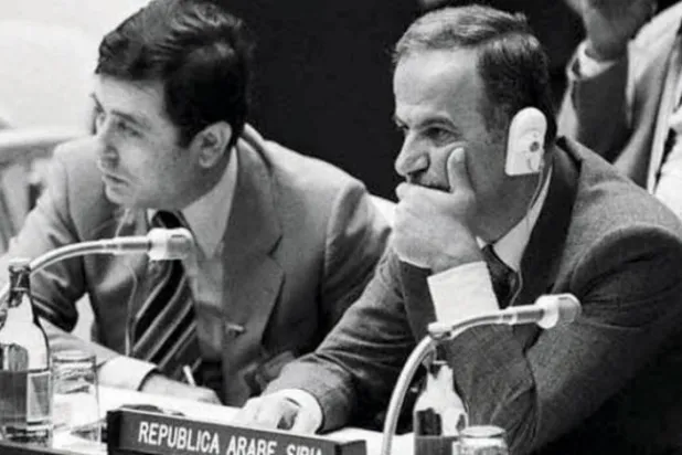 Dönemin Suriye Devlet Başkanı Hafız Esed ve Yardımcısı Abdulhalim Haddam’ın bir toplantıdaki arşiv fotoğrafı (Şarku’l Avsat)