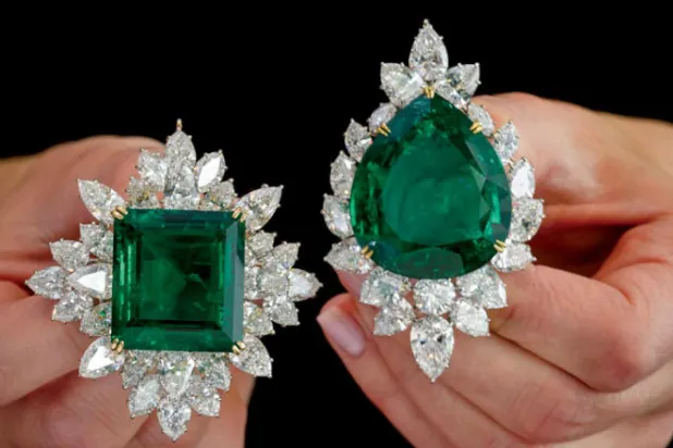 تيجان ملكية وياقوت كشميري في مزادات «سوذبيز» و«كريستيز»