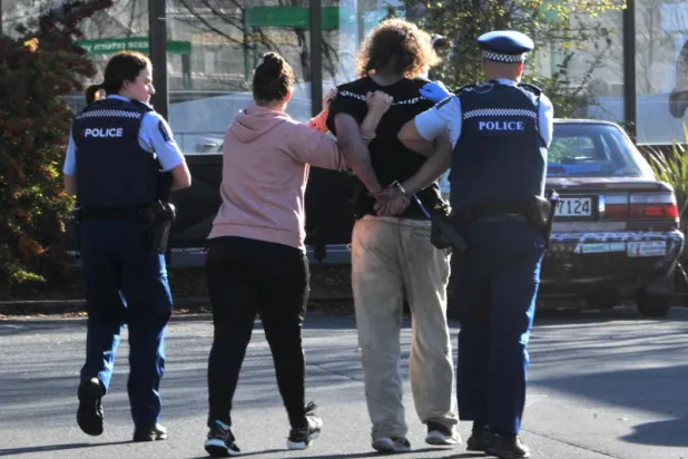 مسلح يطعن أربعة أشخاص بينهم 3 بحالة خطرة في نيوزيلندا