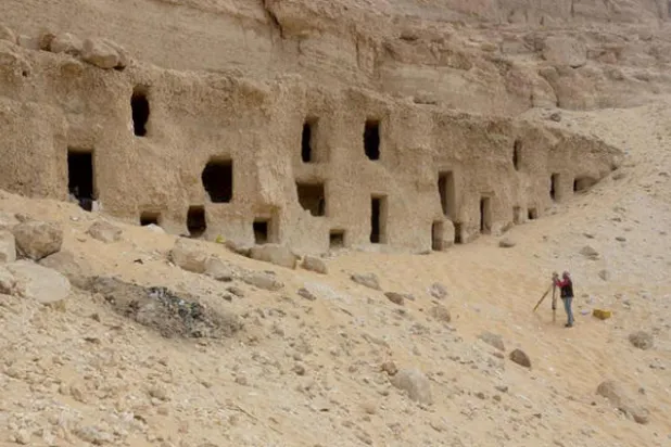 اكتشاف وتوثيق 300 مقبرة محفورة بالصخر في صعيد مصر