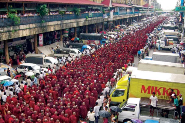 رهبان ميانمار منقسمون بين معارض وداعم للانقلاب