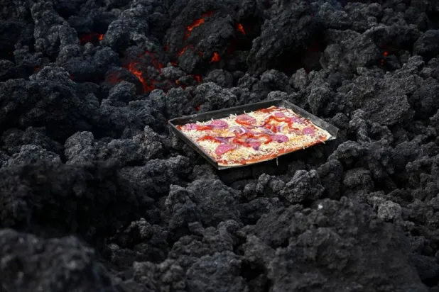شاهد... رجل يطهو البيتزا فوق بركان نشط