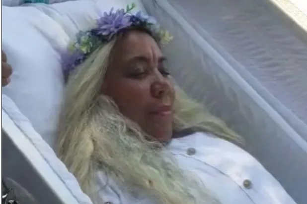 سيدة تتدرب على جنازتها بالاستلقاء في نعش ومشاهدة أحبائها ينوحون (فيديو)