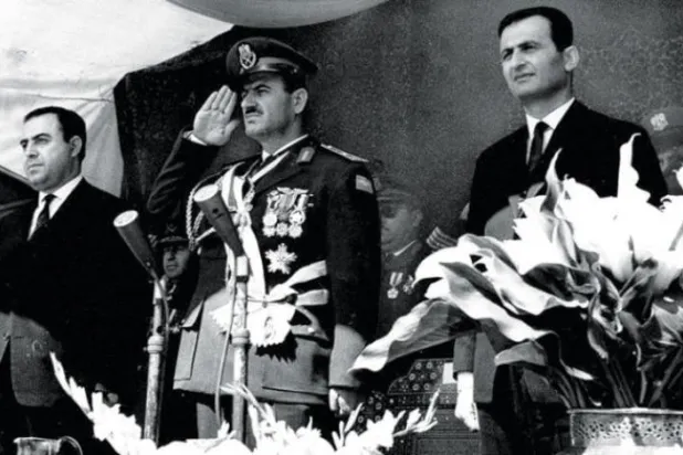 Savunma Bakanı Hafız Esed (ortada), Başbakan Nureddin el-Atasi (solda) ve Baas Lideri Salah Cedid. (Şarku’l Avsat) 