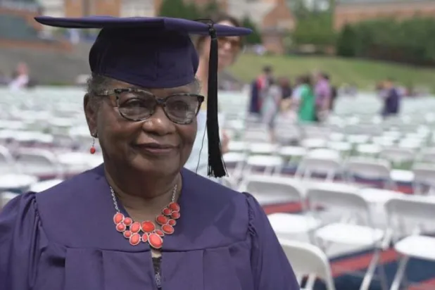 عمرها 78 عاماً... مسنّة أميركية تحقق حلمها بالحصول على شهادة جامعية