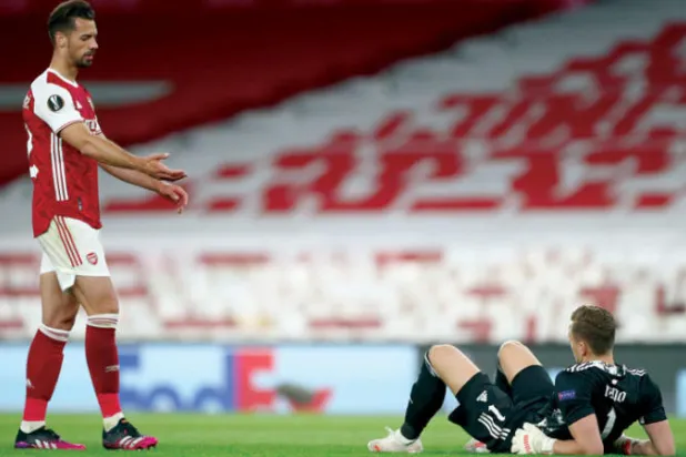 مَن يواسي مَن؟ ماري مدافع آرسنال والحارس لينو بعد الخسارة في الدوري الأوروبي (رويترز)