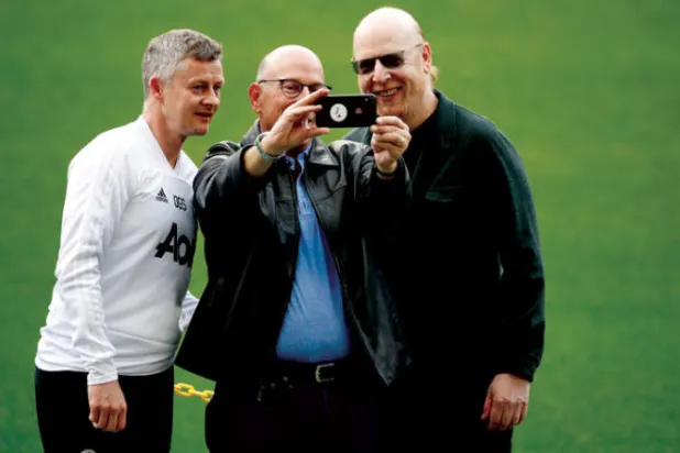 العلاقة بين جمهور مانشستر يونايتد وعائلة غليزر الأميركية معقدة وتزداد سوءاً