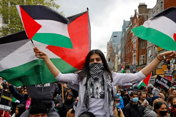 الأعلام الفلسطينية خلال مظاهرة في لندن (أ.ف.ب)